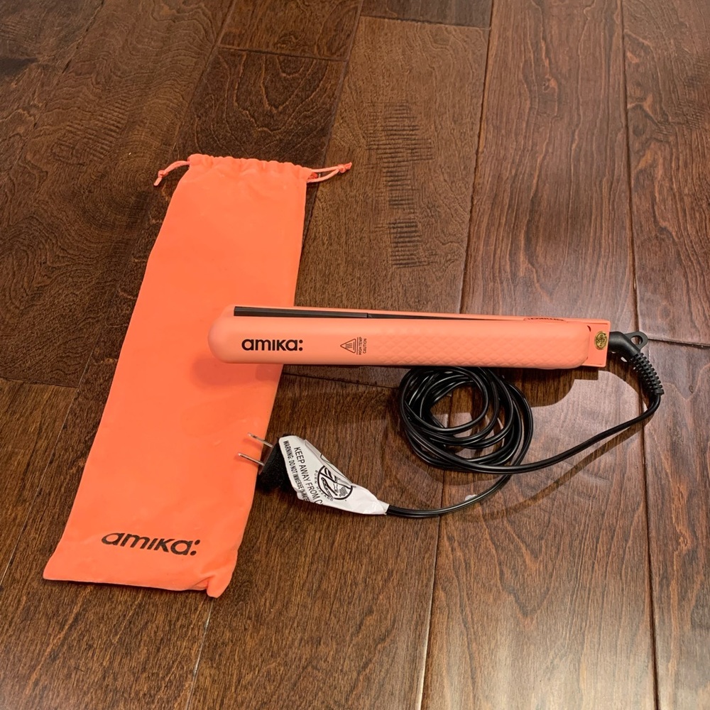 amika: Straightener